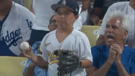 Dodgers fan catches ball in play
